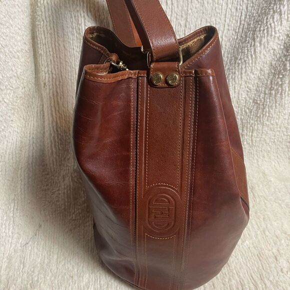 Fortune Duck vintage leather Brown sling back bucket stylebag.